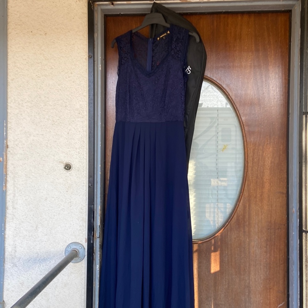 Long light weight dress I wear and 8 and it fits great it’s brand new
